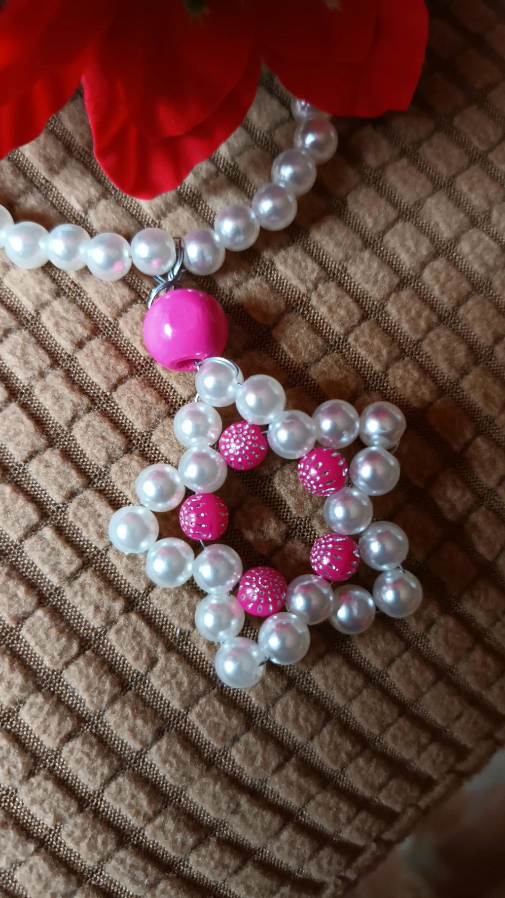 Ciondolo a stella con girocollo di&nbsp;perline